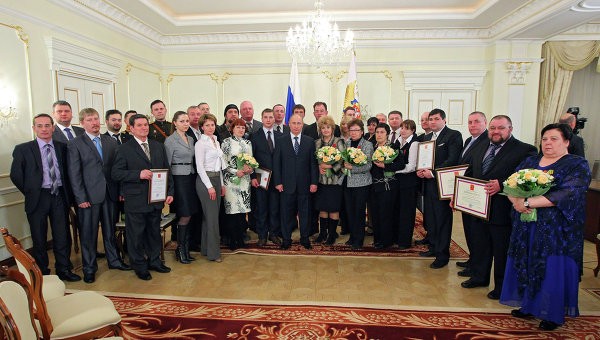 ổng thống Nga Vladimir Putin chụp ảnh chung cùng các thành viên của tổ chức Xã hội lịch sử quân sự Nga